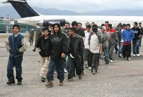 9e57e205-93cf-4405-863c-06adf43eb586 Avión de deportación y autobuses en un aeropuerto de Texas; menores migrantes guatemaltecos sujetos a la orden judicial que frenó su expulsión