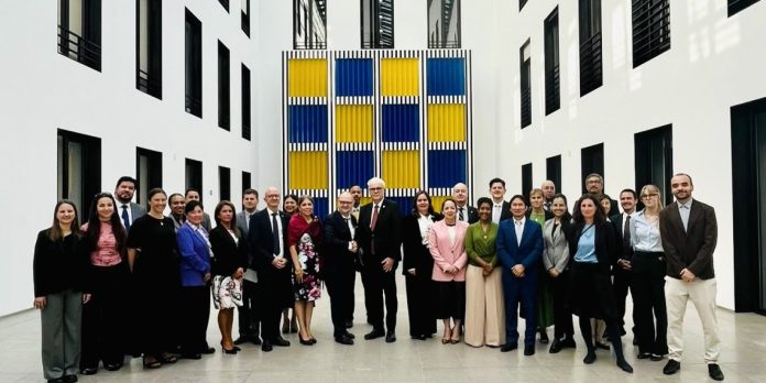 El Embajador de Guatemala dialogando con autoridades y representantes del sector laboral en Alemania sobre alianzas de movilidad laboral segura.