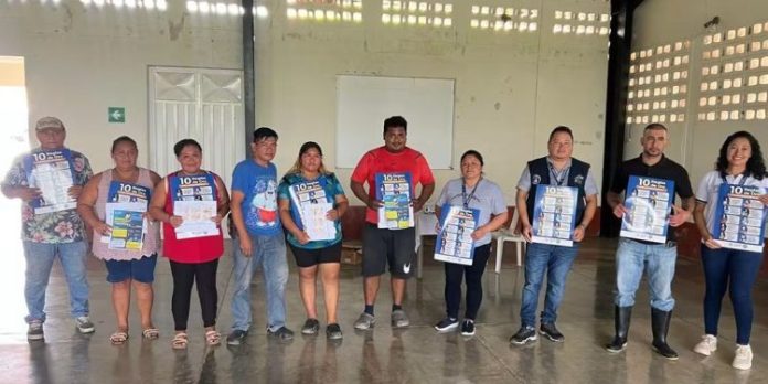 Inspectores de salud capacitando a manipuladores de alimentos y monitoreando ventas de comida en San Luis, Petén.