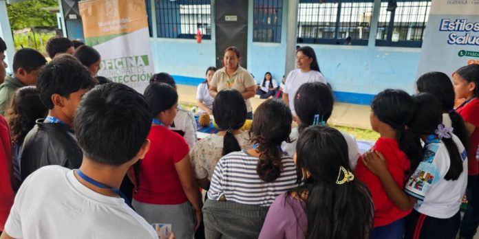 Alimentacion-saludable-jovenes-Poptun-Peten Jóvenes del caserío El Caoba en Poptún, Petén, participando en la jornada informativa sobre nutrición y hábitos alimenticios saludables.