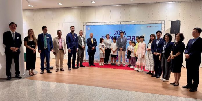 Arte-infantil Obras de arte infantil creadas por niños guatemaltecos exhibidas en las galerías de la exposición internacional en Corea del Sur.