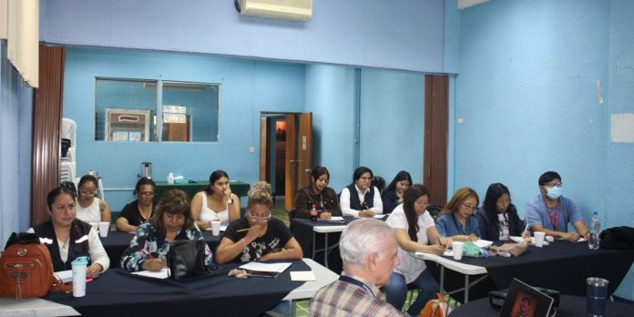 Cancer Personal médico y de enfermería de la capital asistiendo a una jornada de capacitación técnica sobre pruebas de tamizaje y detección de cáncer de cérvix.