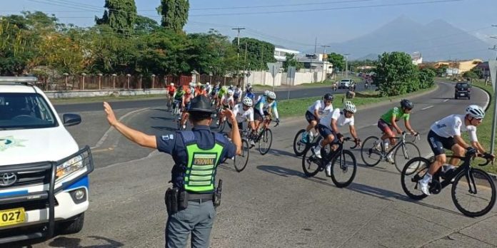 Ciclistas-en-carreteras-de-Guatemala Agentes de Provial resguardando a un grupo de ciclistas que transitan por las carreteras de Guatemala