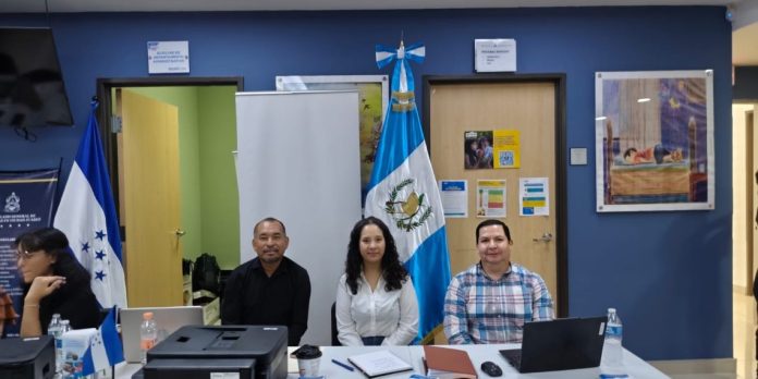 Consulado-en-ciudad-Juarez Personal del Consulado General de Guatemala brindando atención y documentación en el módulo informativo durante la Feria Consular de Servicios para Migrantes en Ciudad Juárez.
