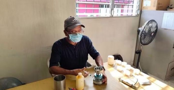 Dengue Técnicos de salud pública realizando inspecciones y aplicando larvicidas en depósitos de agua en un sector rural de Zacapa.