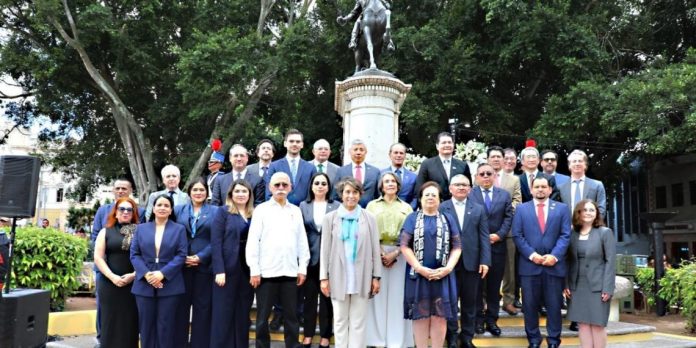 Embajadas-Honduras Embajadores y diplomáticos de Guatemala, Costa Rica, El Salvador, Nicaragua y autoridades de Honduras durante el acto conmemorativo de independencia.