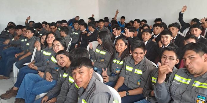 Gusano Estudiantes del Instituto Tecnológico Empresarial de La Antigua Guatemala participando en la capacitación sobre prevención e identificación del gusano barrenador.
