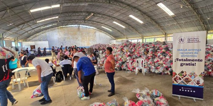 Familias de Petén recibiendo raciones gratuitas de alimentos entregadas por personal del VISAN del Ministerio de Agricultura.