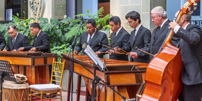 Marimba-fest Integrantes de la marimba nacional interpretando piezas patrias durante el concierto inaugural del Guatemala Marimba Fest 2026 en el Palacio Nacional de la Cultura.