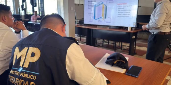 Ministerio Personal del Ministerio Público asistiendo a un taller de capacitación técnica impartido por especialistas de la Dirección General de Aeronáutica Civil.