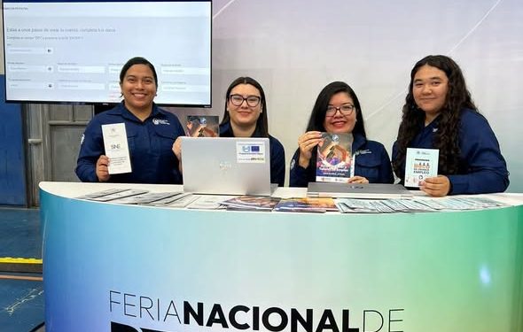 Mintrab-1 Personal del Ministerio de Trabajo y Previsión Social orientando a jóvenes sobre oportunidades formativas durante la Feria Nacional de Becas 2026.