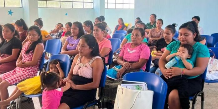 Quetzaltenango Madres de familia en Quetzaltenango participando en talleres comunitarios sobre nutrición infantil y cuidados de la salud.