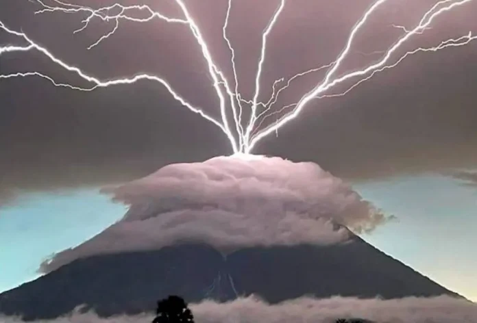 Rayo cerca del cráter del volcán Acatenango, en el complejo con el Volcán de Fuego, durante actividad eruptiva en Guatemala