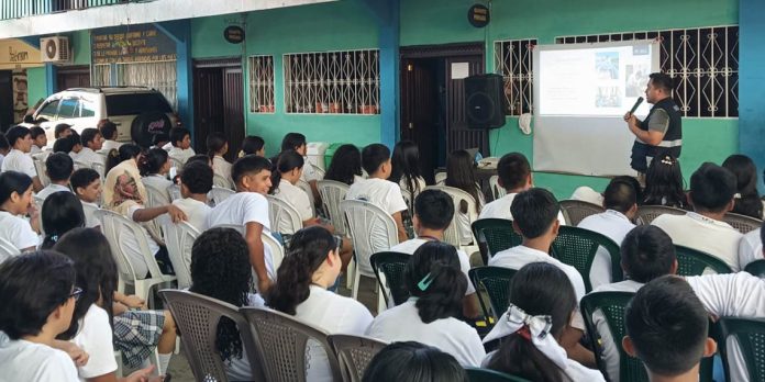 Regulacion-de-la-pesca Estudiantes de nivel básico y diversificado de Río Dulce participando en una charla informativa impartida por personal de DIPESCA y MAGA sobre normas pesqueras.