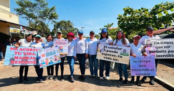 Retalhuleu Jóvenes estudiantes de Retalhuleu participando dinámicamente en una charla sobre salud integral impartida por personal de salud.