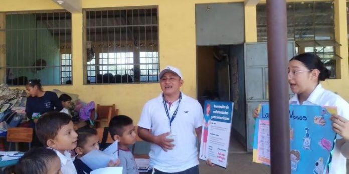 Suchitepequez Personal médico y de enfermería atendiendo a estudiantes durante las jornadas integrales de salud escolar en un centro educativo de Suchitepéquez.