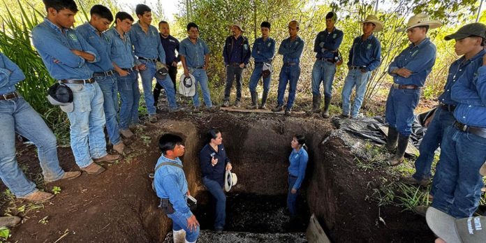 Suelos-y-agua-para-el-futuro Autoridades agrícolas y estudiantes supervisando las técnicas de manejo de suelo e irrigación en la parcela demostrativa de la ENCA.