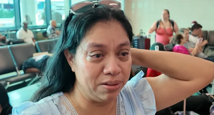 a-546119 Olga Pérez en el Aeropuerto Internacional de Fort Lauderdale antes de su vuelo de autodeportación a Guatemala