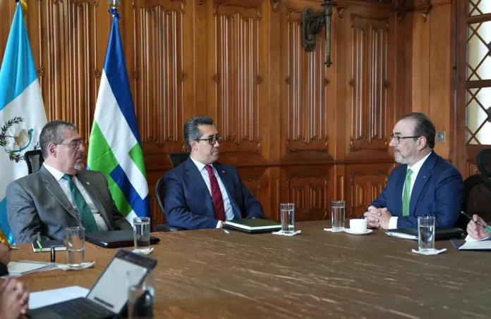 Firma de la Carta de Intención entre CAF y el Ministerio de Finanzas de Guatemala, con Sergio Díaz-Granados, Jonathan Menkos y Bernardo Arévalo